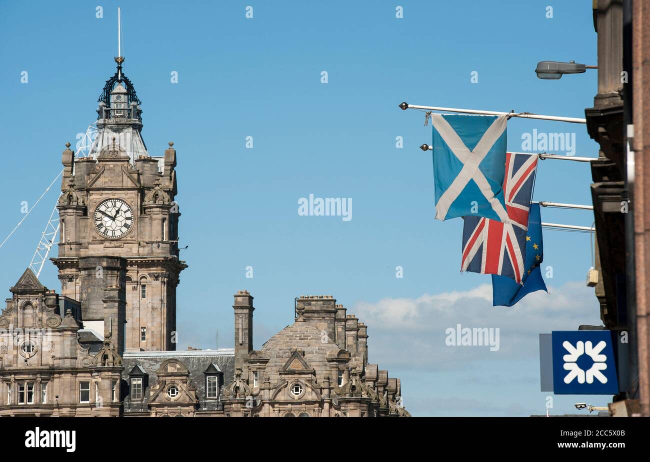 Drapeaux volant à l'extérieur d'un bâtiment sur Lawnmarket dans la ville d'Edimbourg, en Écosse. Banque D'Images