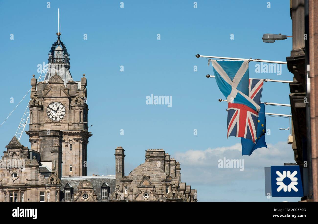 Drapeaux volant à l'extérieur d'un bâtiment sur Lawnmarket dans la ville d'Edimbourg, en Écosse. Banque D'Images