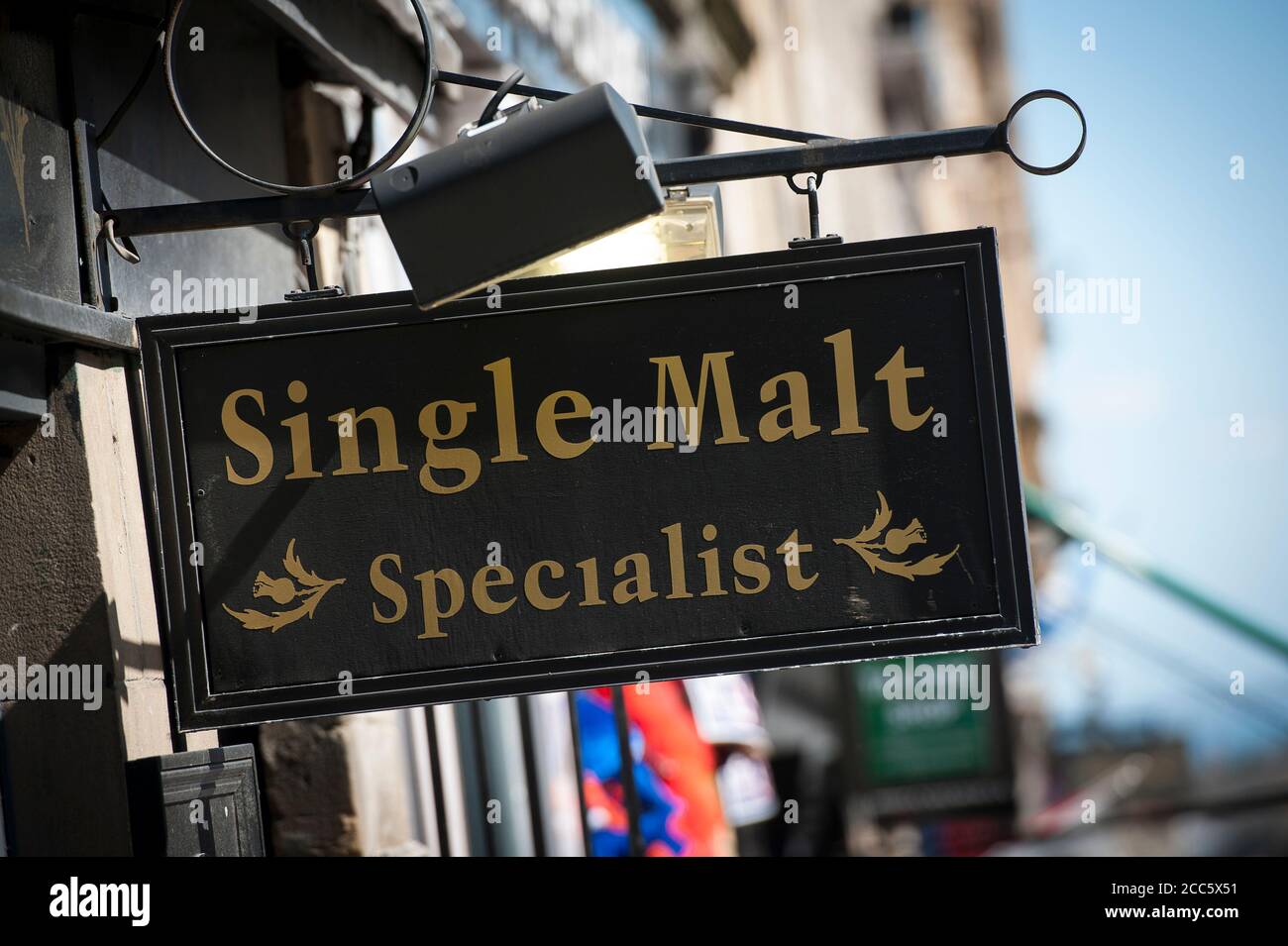 Panneau au-dessus d'une porte de magasin de whisky sur le Royal Mile, ville d'Édimbourg, Écosse. Banque D'Images