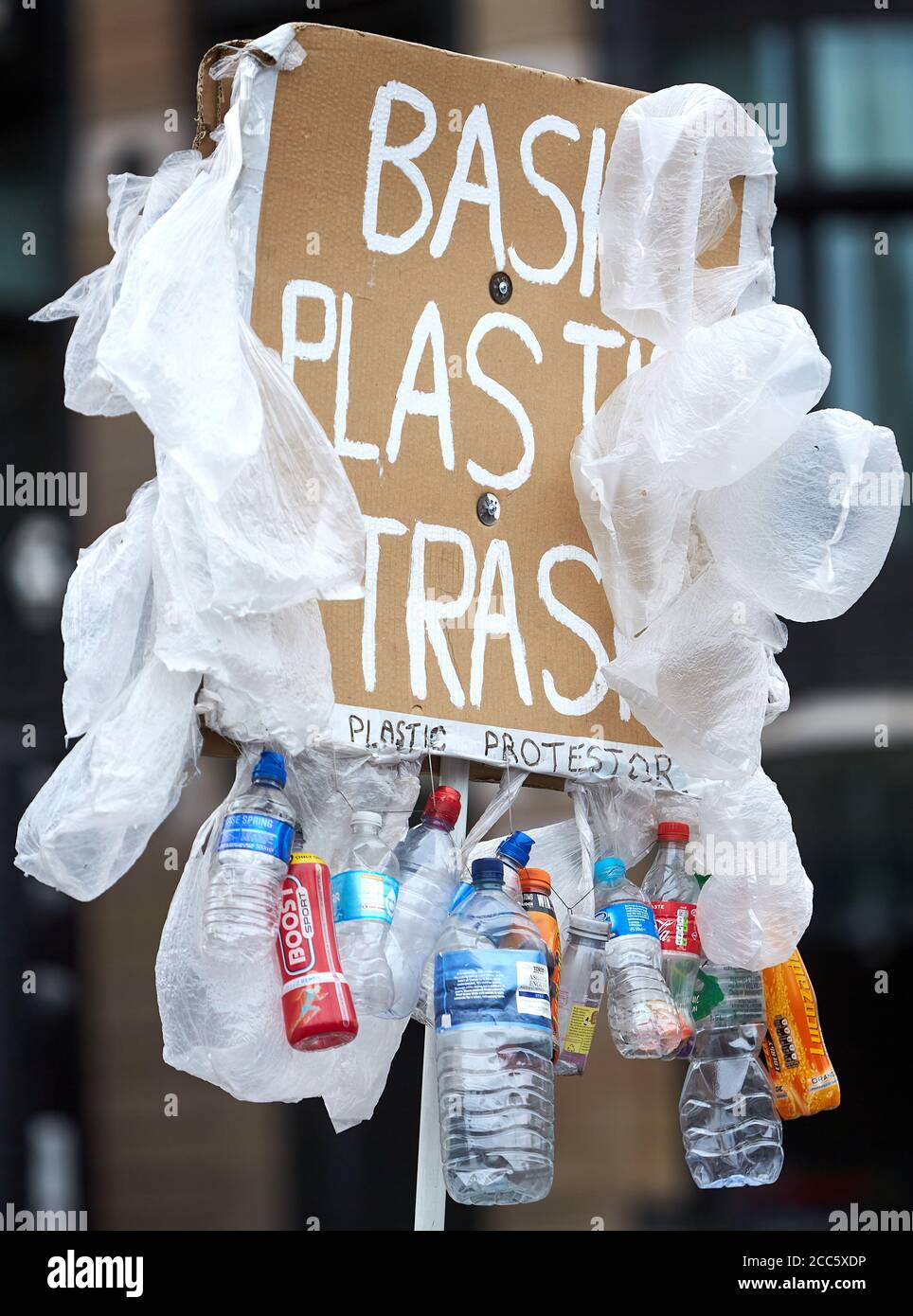 Protantior tient une plaque de lecture de la poubelle en plastique de Bash au Parlement Carré Banque D'Images