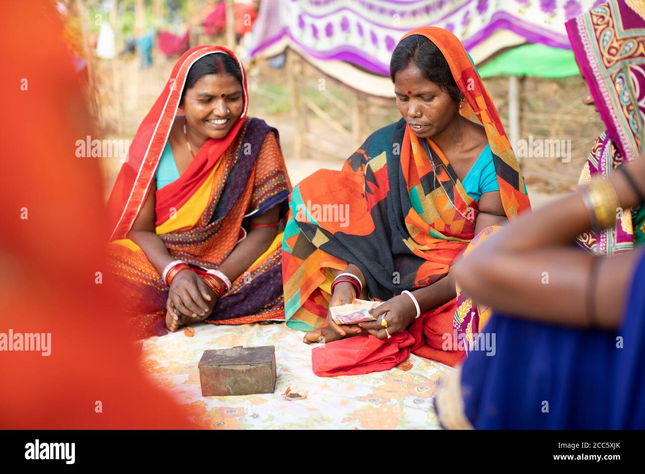 Les femmes épargnent et prêtent entre elles dans un village d'épargne et de prêt de micro-finance groupe bancaire dans le Bihar rural, Inde, Asie du Sud-est. Banque D'Images