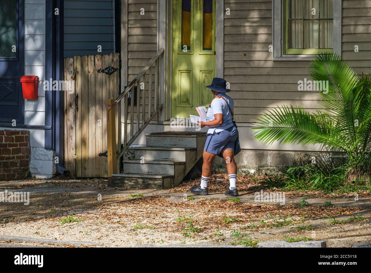 La Nouvelle-Orléans, Louisiane/Etats-Unis - 8/8/2020: Transporteur de courrier livrant le courrier sur Napoleon Avenue Banque D'Images