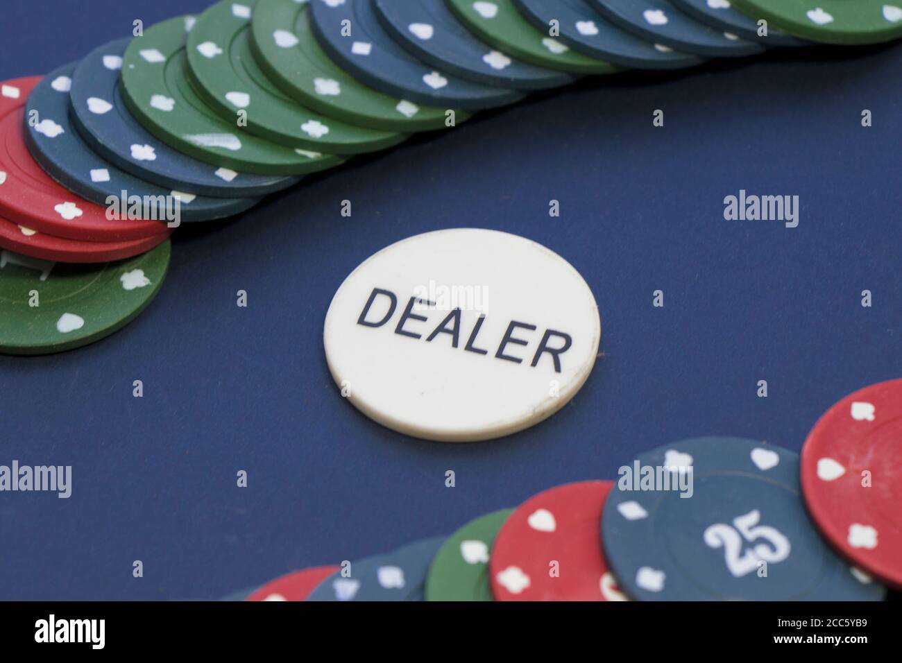 Cartes de donneur et de pari, jetons de poker et de blackjack sur la table Banque D'Images