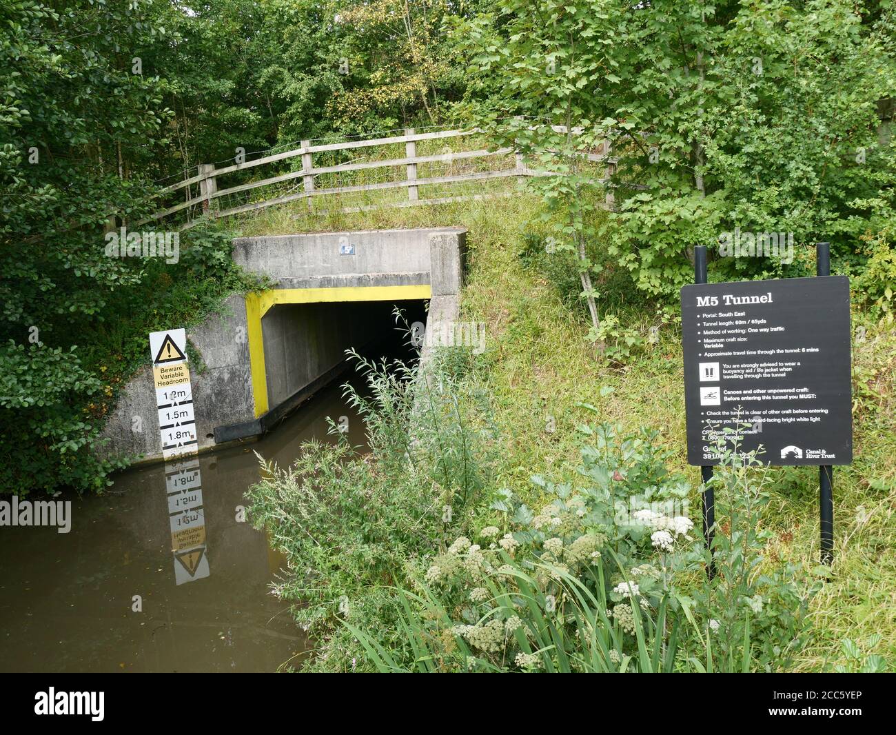 Le tunnel Droitwich Canal M5 numéro 5 offre très peu de dégagement. Banque D'Images