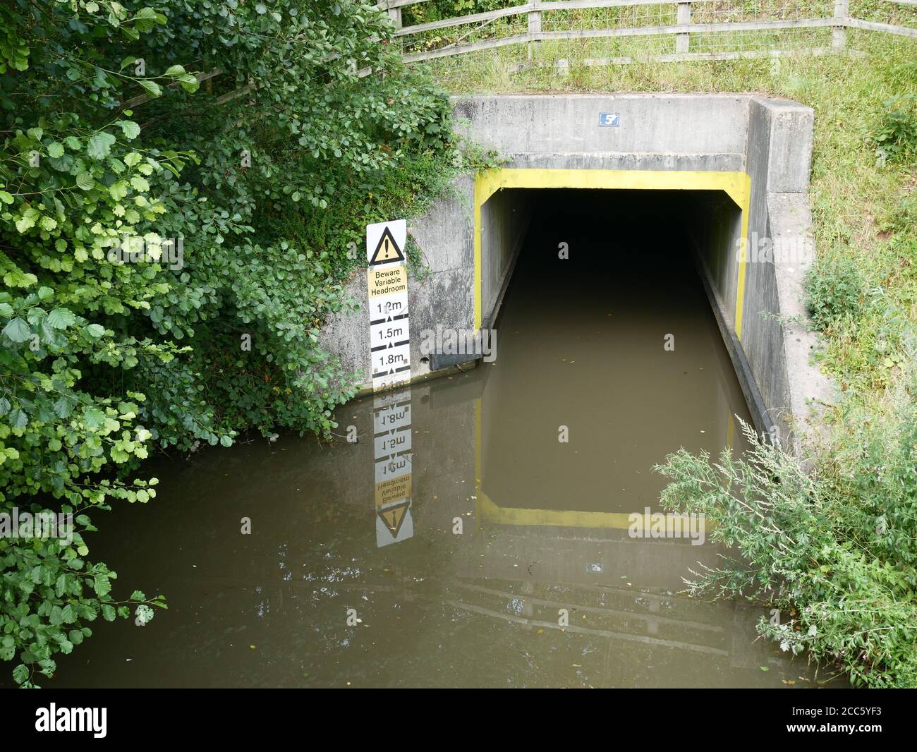 Le tunnel Droitwich Canal M5 numéro 5 offre très peu de dégagement. Banque D'Images
