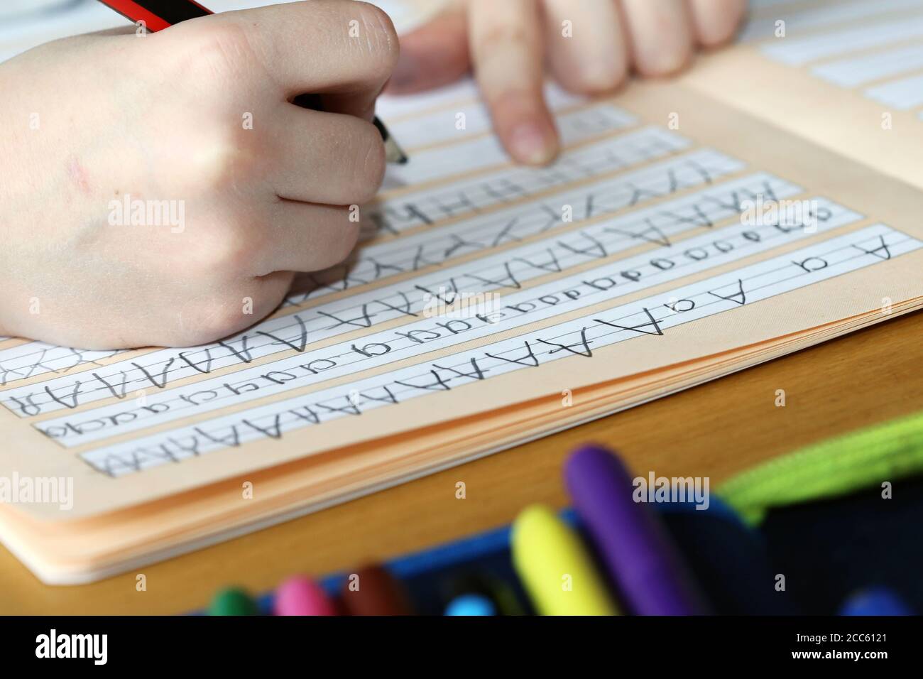 Image symbole : le premier grader apprend l'écriture Banque D'Images