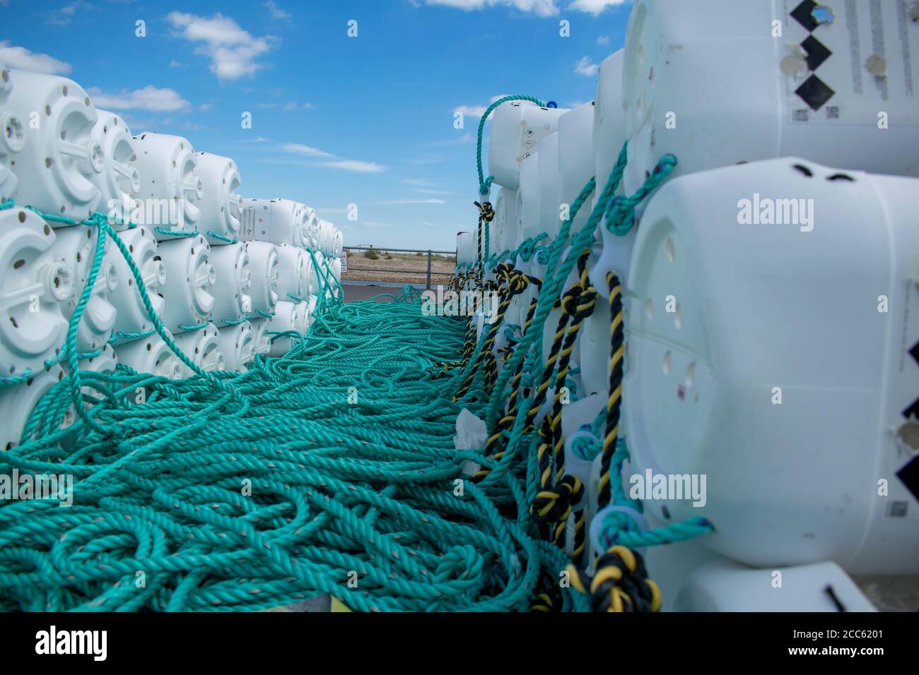 Cages de capture de crabe empilées et prêtes pour la prochaine utilisation, lignes de sarcelle fixées aux cages blanches, méthode créative d'utilisation des canisters en plastique, idée de recyclage du Royaume-Uni Banque D'Images