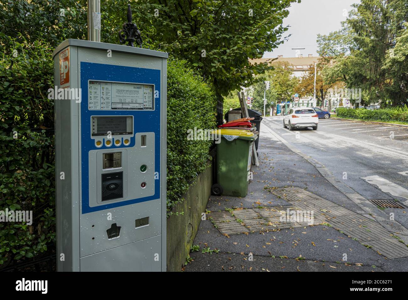 Graz, Autriche. Août 2020. Parking payant dans une rue du centre-ville Banque D'Images