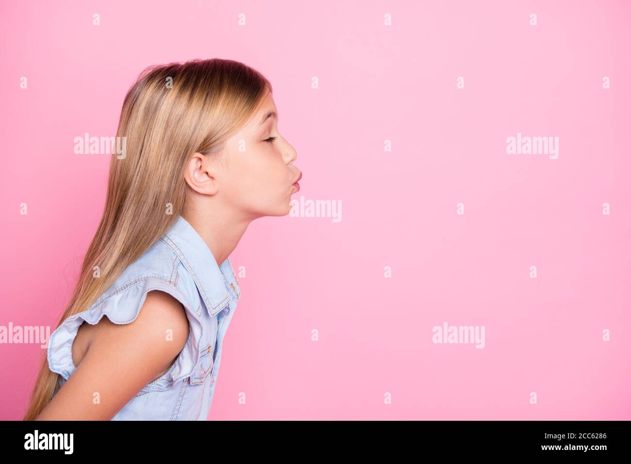 Gros Plan Profil Vue Laterale Portrait D Elle Belle Attrayante Charmante Petite Fille Affectueuse Et Charmante Envoyant Un Baiser D Air Maman Fete Des Meres Photo Stock Alamy Gros Plan Profil Vue Laterale Portrait D Elle Belle Attrayante Charmante Petite Fille Affectueuse Et Charmante Envoyant Un Baiser D Air Maman Fete Des Meres Photo Stock Alamy
