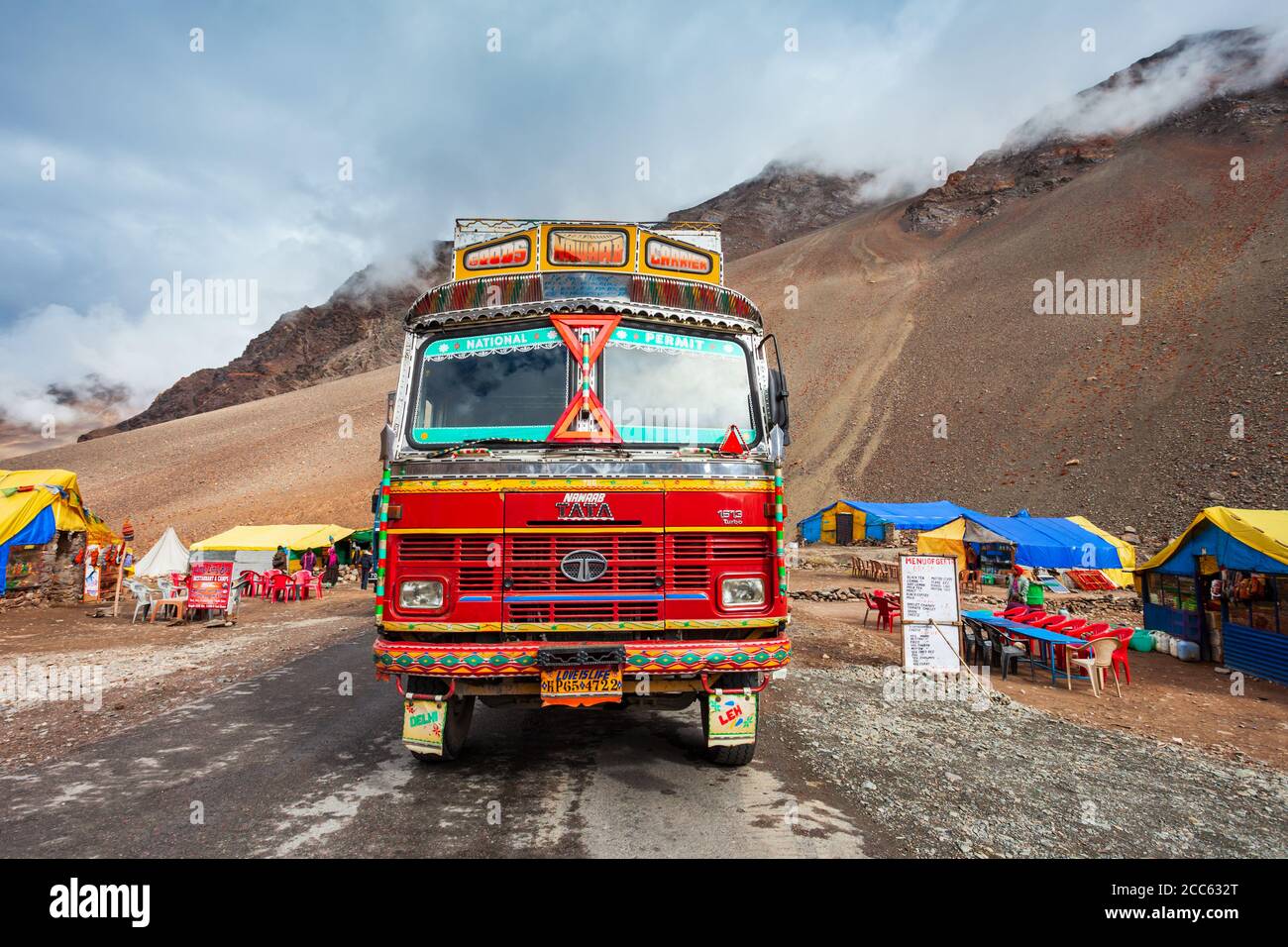 Camion TATA coloré sur la route entre Manali et Leh à Lladakh dans l'Himalaya, dans le nord de l'Inde Banque D'Images