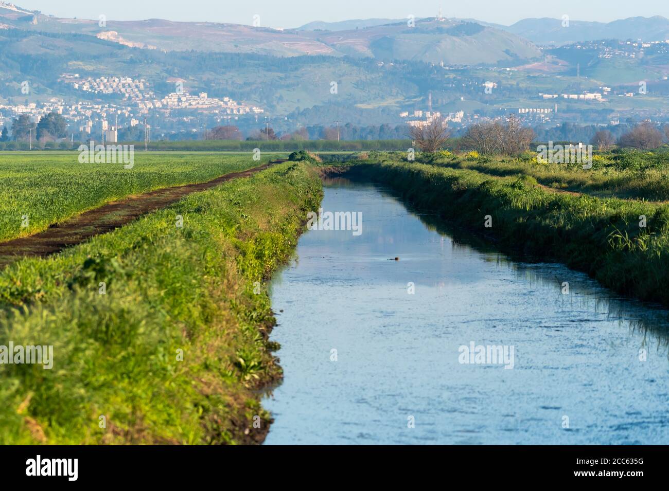 Israël, la vallée de Hula, la rivière Jordan en traversant la vallée de Hula photographiée en hiver Banque D'Images
