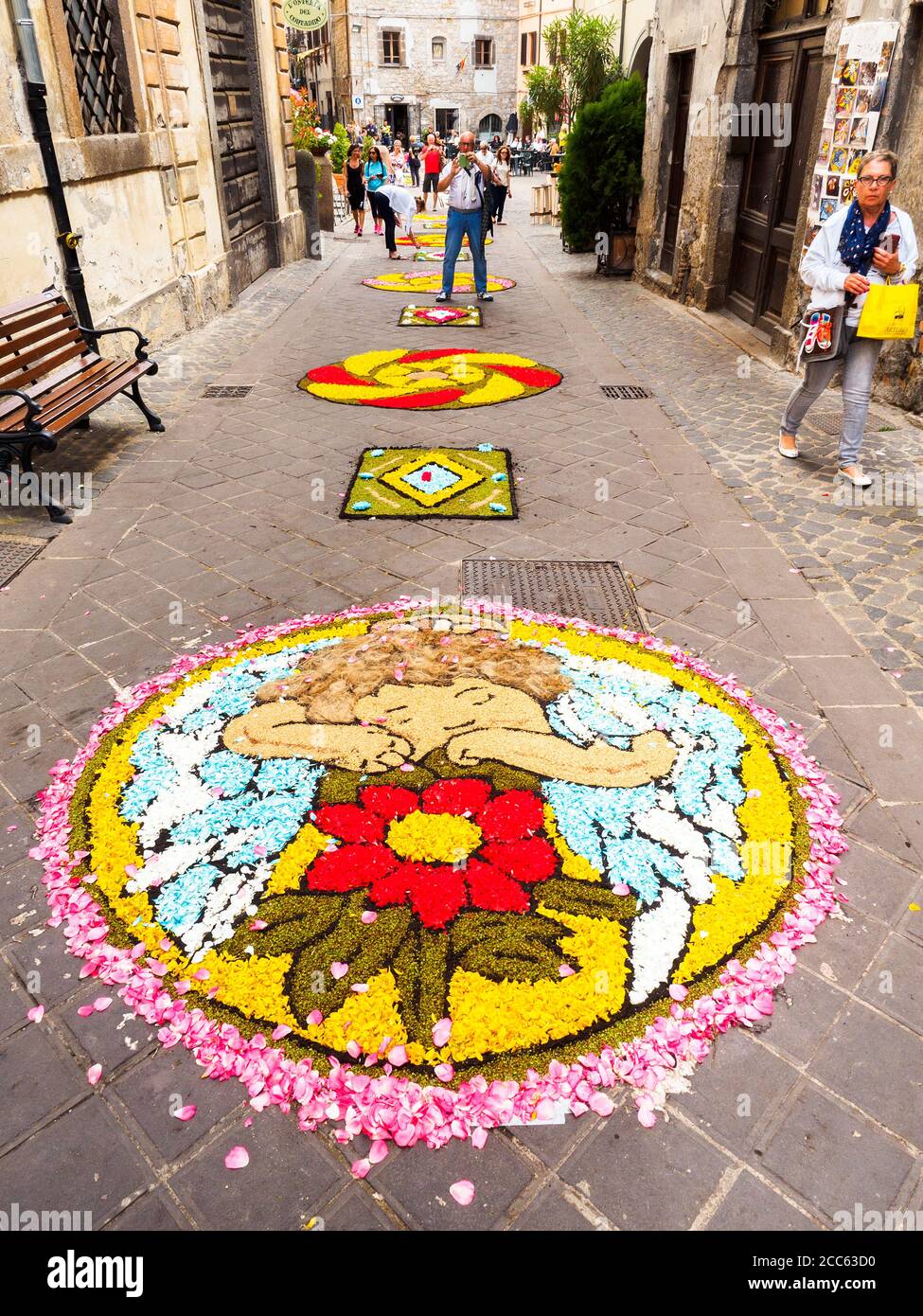 Une rue de la vieille ville de Bolsena lors du traditionnel tapis floral qui est fait chaque année pour le Corpus Christi - Bolsena, Italie Banque D'Images