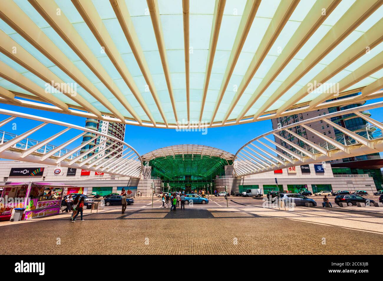 LISBONNE, PORTUGAL - 26 JUIN 2014 : Centre commercial Vasco de Gama et Gare do Oriente à Lisbonne, Portugal Banque D'Images