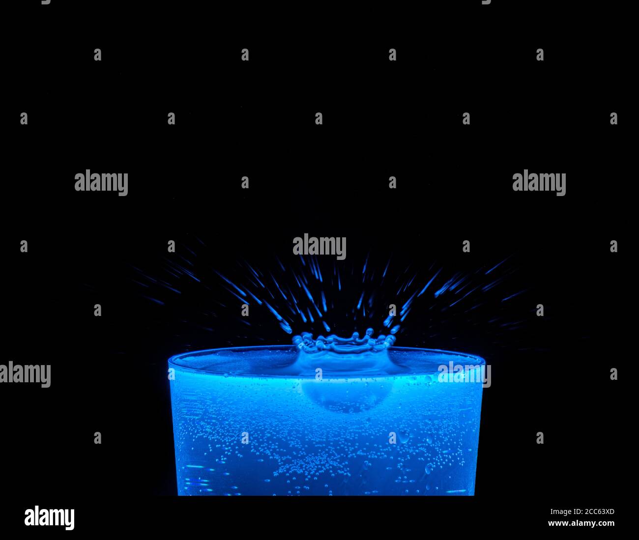 Stonic Water Splash Fluorescent sous lumière UV. Banque D'Images