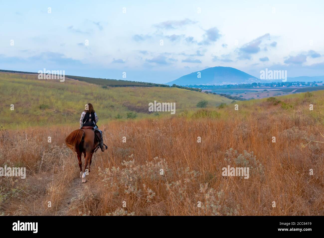 Équitation dans la vallée de Jezreel, Israël. L'onglet Mount peut être vu en arrière-plan Banque D'Images