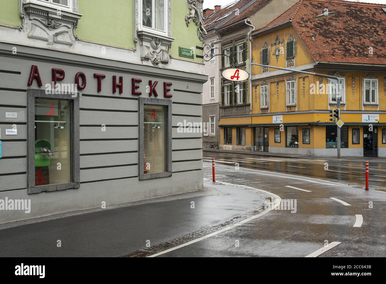 Graz, Autriche. Août 2020. Vue extérieure d'une pharmacie dans le centre-ville Banque D'Images