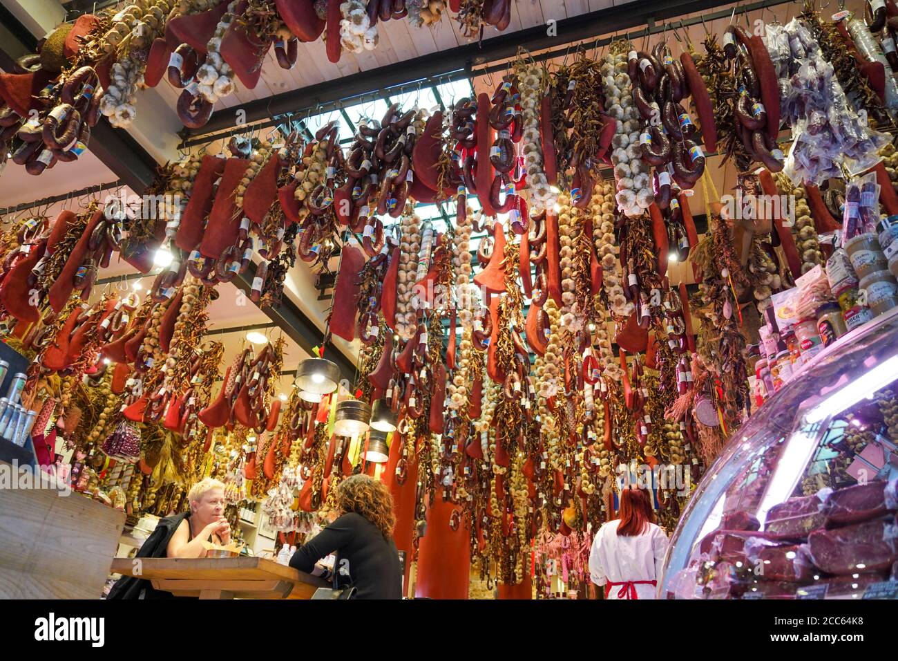 Intérieur d'un magasin de charcuterie à Athènes, Grèce. La viande cuite et transformée est suspendue au plafond Banque D'Images