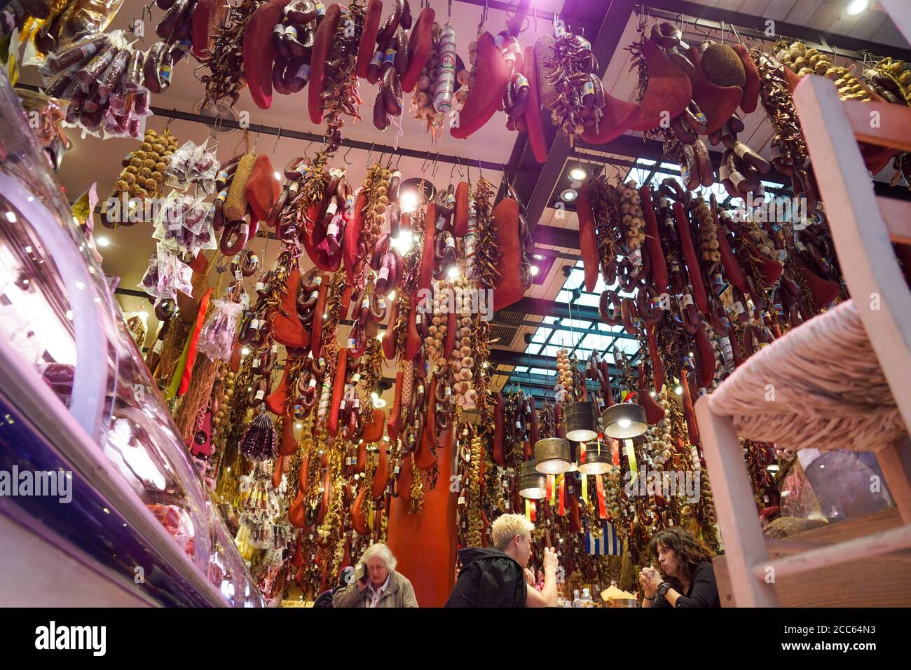 Intérieur d'un magasin de charcuterie à Athènes, Grèce. La viande cuite et transformée est suspendue au plafond Banque D'Images