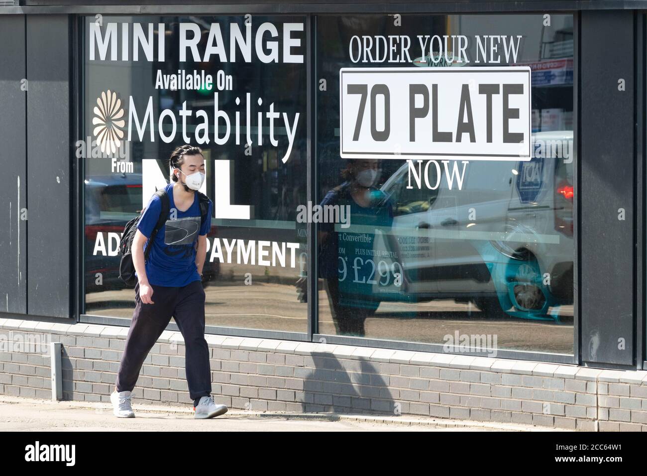 70 plaque annonce voiture nouvelle homme portant un masque de visage dans Douglas Park Mini concessionnaire garage fenêtre pendant la pandémie de coronavirus, Glasgow, Écosse, Royaume-Uni Banque D'Images