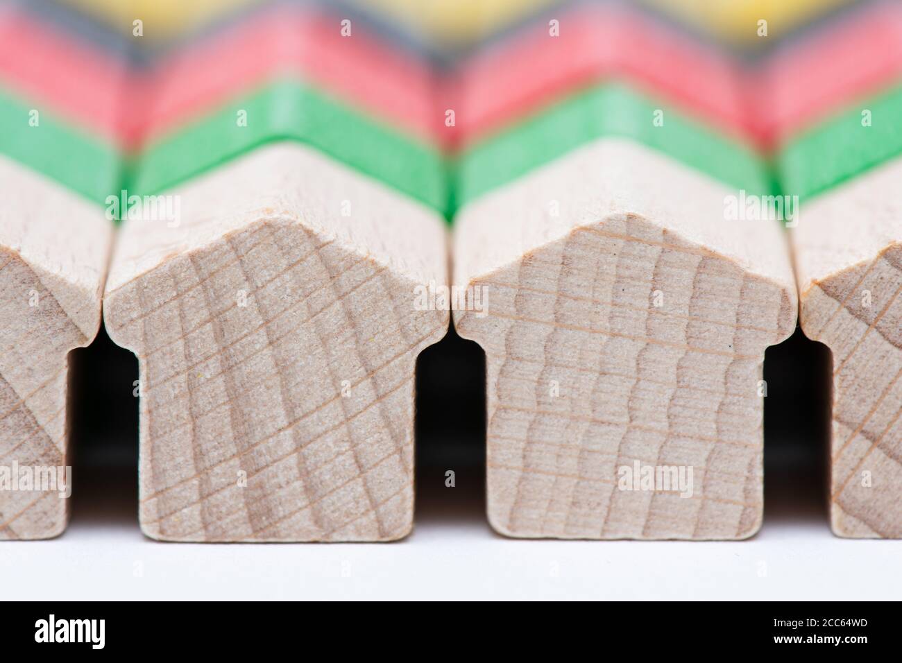 Rangées de petites maisons de jouets en bois peintes dans différentes couleurs Banque D'Images