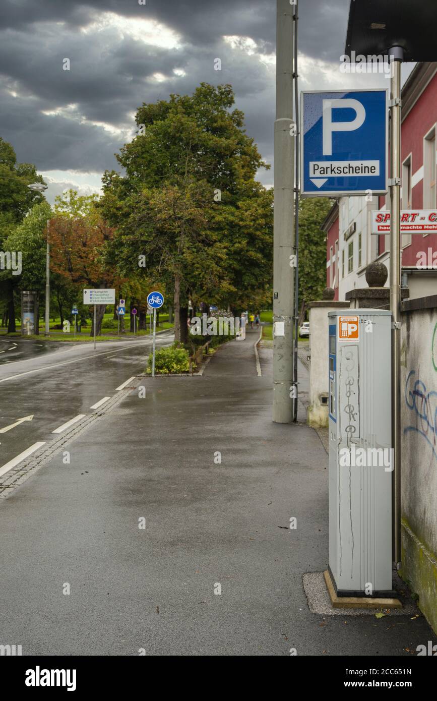 Graz, Autriche. Août 2020. Parking payant dans une rue du centre-ville Banque D'Images