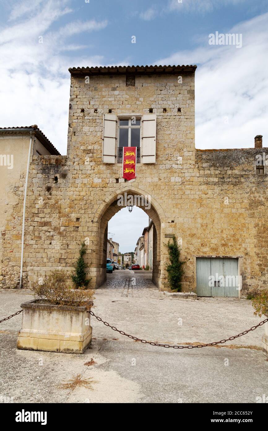 Ville de bastide de France ; une des portes médiévales du XIIIe siècle dans la ville fortifiée de Vianne, Lot et Garonne, Nouvelle Aquitaine France Europe Banque D'Images