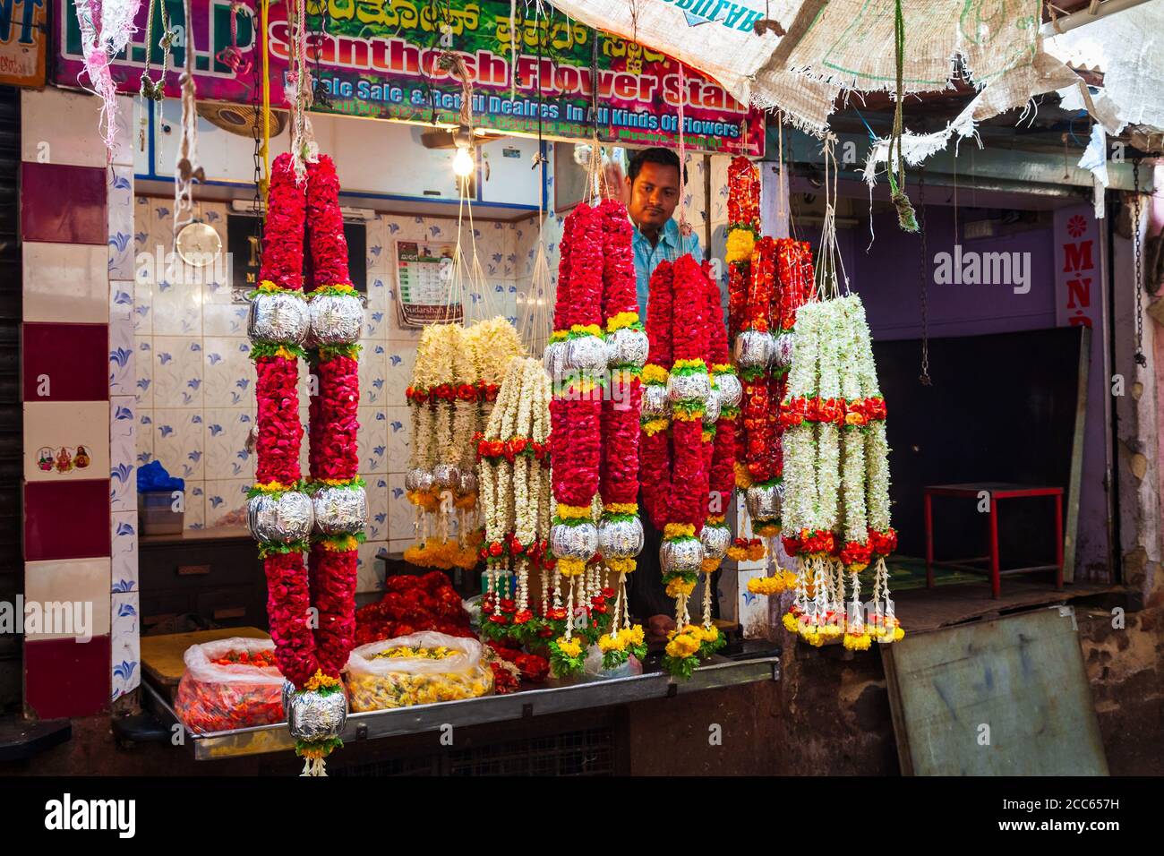 MYSORE, INDE - Le 26 mars 2012 : Offres de fleurs sur le marché local en Inde Banque D'Images