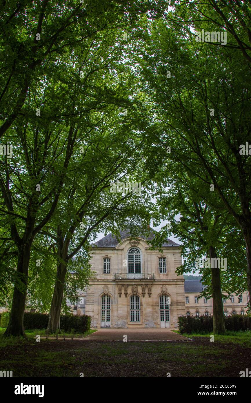 Chemin bordé d'arbres menant à l'abbaye bénédictine de Bec Hellouin, Normandie, France Banque D'Images