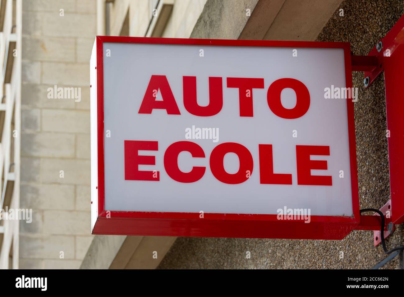 Signe rouge et blanc indiquant « Auto école » écrit en français, signifiant « école itinérant ». France Banque D'Images