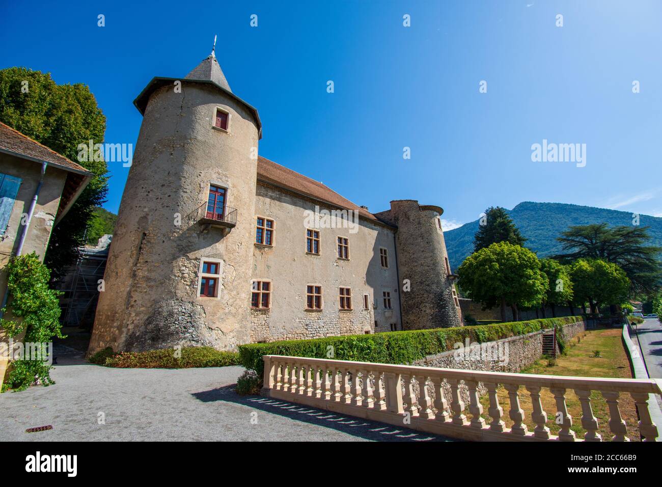 Vue sur le Château de Montmaur, Hautes-Alpes, construit au XIVe siècle
