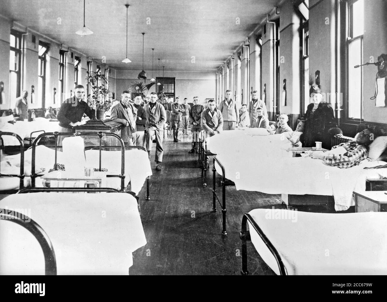 Grippe espagnole 1918. Des militaires américains dans un service de grippe au quatrième hôpital général écossais de Glasgow pendant la pandémie de grippe espagnole de 1918. Photographie prise en novembre 1918 Banque D'Images
