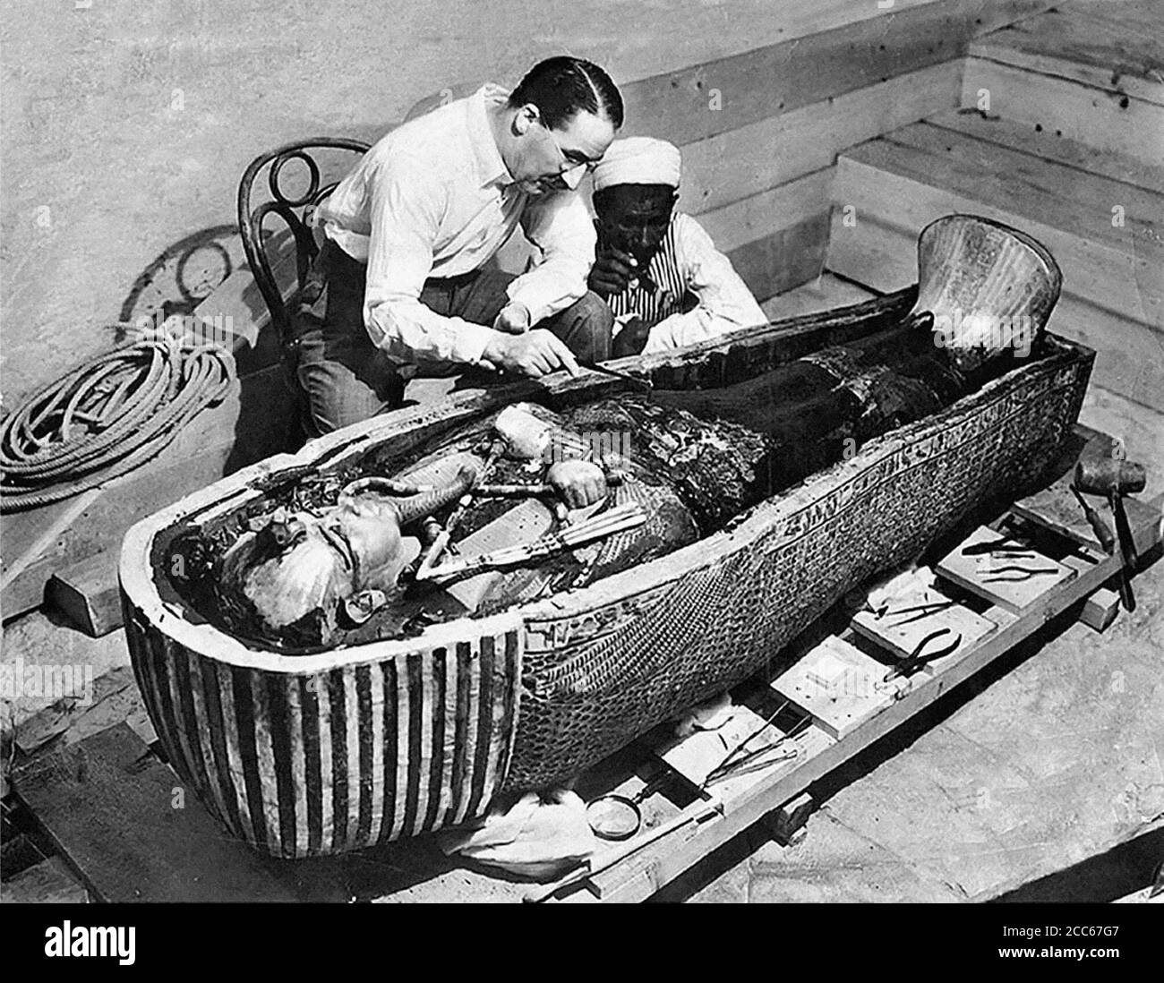 Tombeau de Toutankhamon. Howard carter examinant le sarcophage du tombeau du roi Toutankhamon, Louxor, Égypte. Photo prise par Harry Burton en 1922 Banque D'Images
