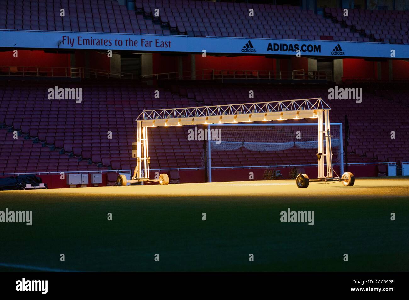 Éclairage artificiel utilisé pendant les mois d'hiver au stade Emirates Banque D'Images