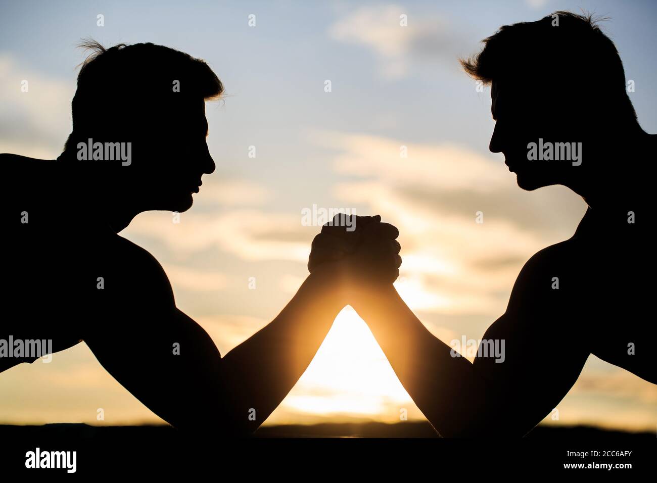 Silhouette de mains qui rivalisent en force. Rivalité, gros plan de lutte de bras mâle. Hommes mesurant les forces, les bras. Deux hommes lutte bras. Rivalité, vs Banque D'Images