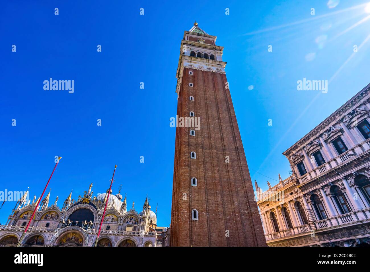 Le Campanile sous le soleil de la place Saint Marc de Venise est majestueux. La tour de la cloche a été érigée pour la première fois en 1 Banque D'Images