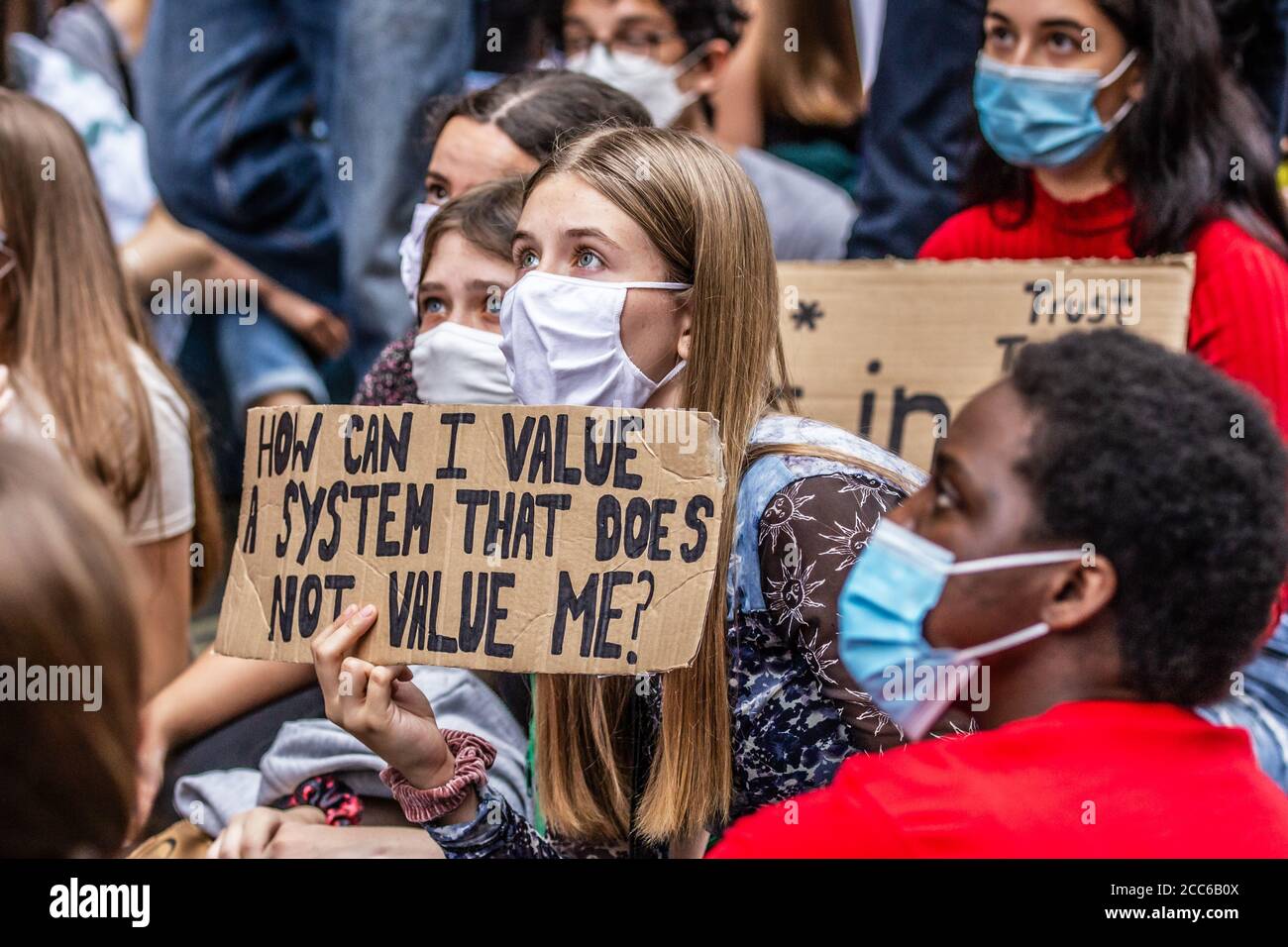 Un niveau d'étudiants proteste dans le centre de Londres contre le gouvernement et leurs résultats ont baissé en raison de Covid-19. 10/08/20 Banque D'Images