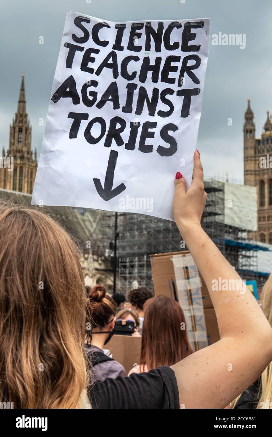 Un niveau d'étudiants proteste dans le centre de Londres contre le gouvernement et leurs résultats ont baissé en raison de Covid-19. 10/08/20 Banque D'Images