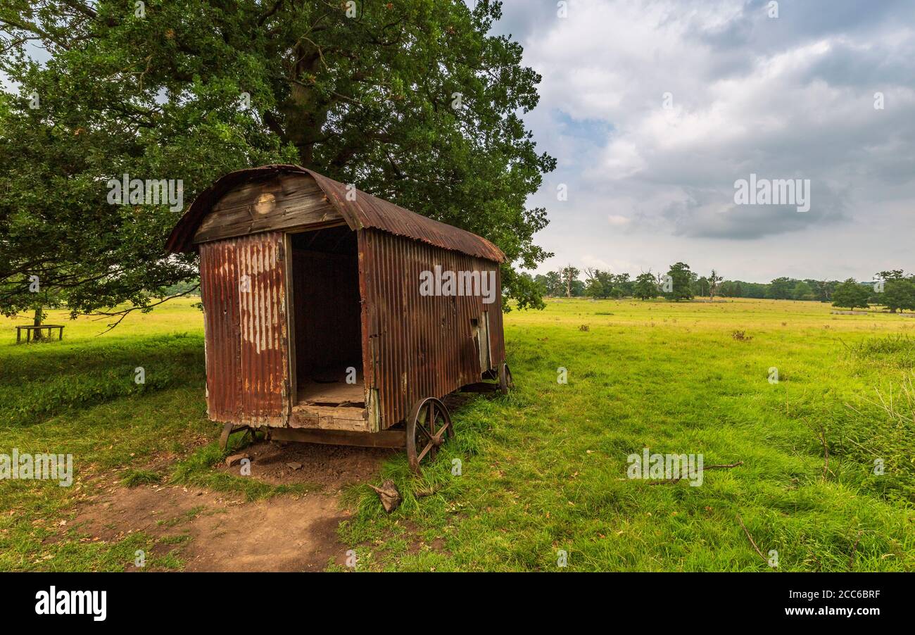 Un vieux refuge de Berger rouillé dans la campagne anglaise du Worcestershire, en Angleterre Banque D'Images