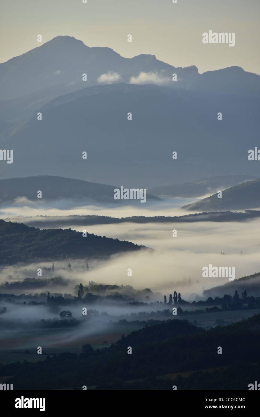 Brume matinale dans la vallée au lever du soleil, la Beaume, Hautes Alpes, France Banque D'Images