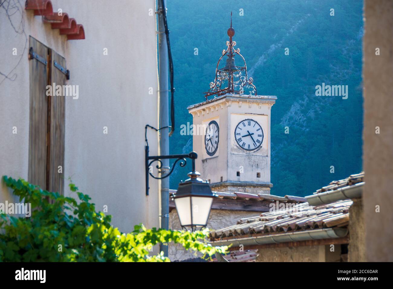 Ancienne rue médiévale et Provence traditionnelle clocher en fer forgé et horloge dans le village de Serres, Hautes-Alpes, France Banque D'Images