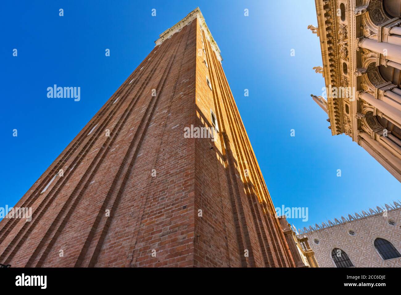 Le Campanile Bell Tower de la place Saint Marc de Venise est majestueux. La tour Bell a été érigée pour la première fois en 1173. Banque D'Images