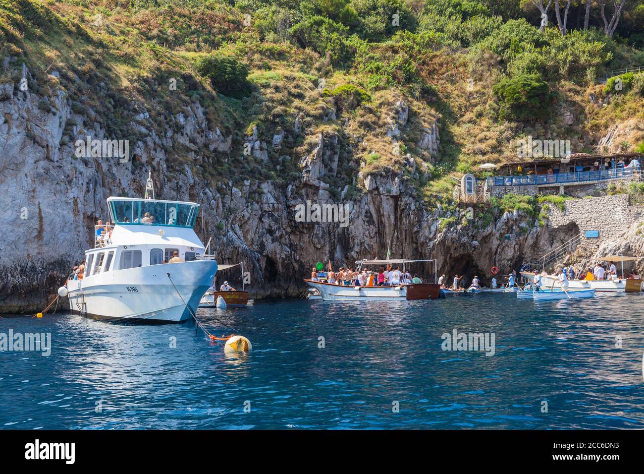 Capri, Italie - 11 juillet 2013 - touristes attendant sur le bateau devant l'entrée de la Grotte bleue, une grotte de mer sur la côte de l'île de Capri au sou Banque D'Images