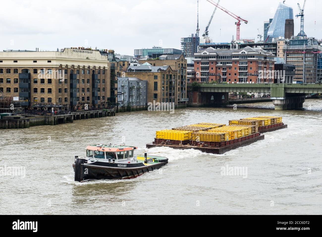 Londres, Royaume-Uni, Angleterre, 17-08-2020, barge de dragage travaillant sur la Tamise Banque D'Images