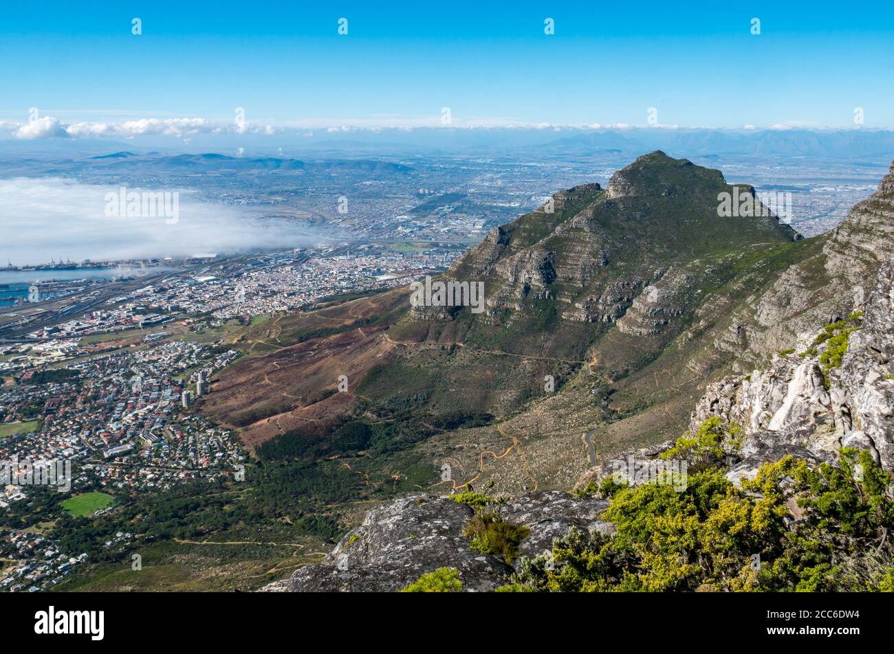 Vue depuis Table Mountain of Devil's Peak avec brouillard marin sur le port, le Cap, Afrique du Sud Banque D'Images