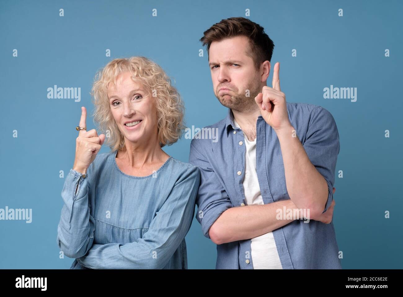 mère et fils avec l'index pointant vers le haut, montrant une option Banque D'Images