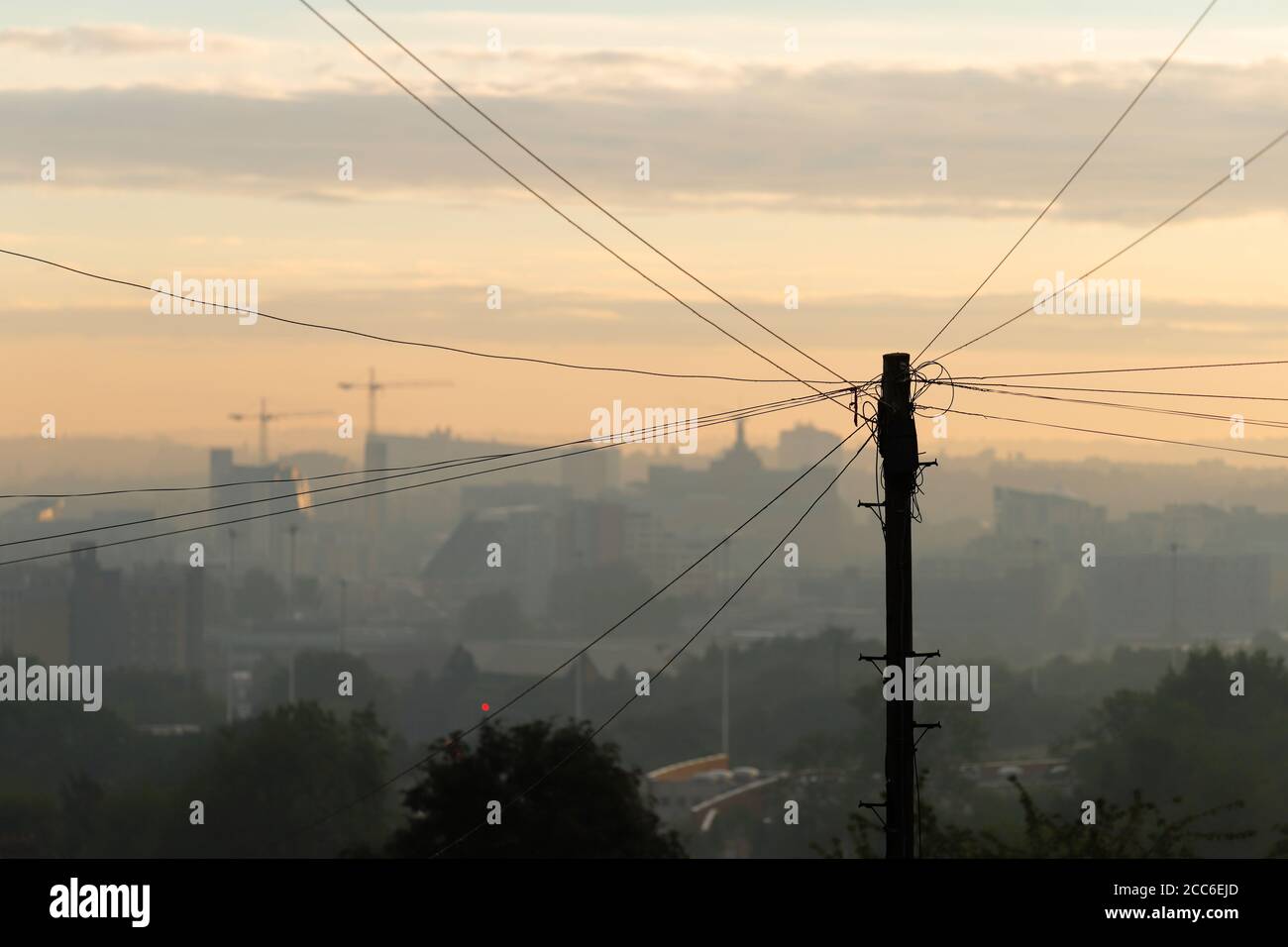 Fils téléphoniques sur un poteau télégraphique près du centre-ville de Leeds un matin brumeux Banque D'Images