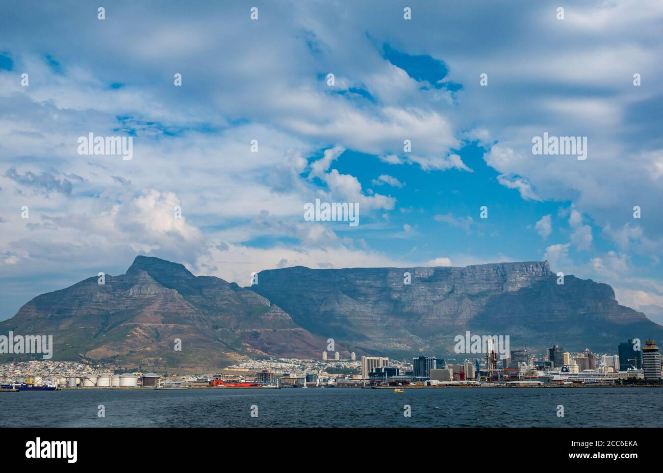 Vue sur le Cap depuis la mer avec Devil's Peak et plateau de la montagne de Table, Afrique du Sud Banque D'Images