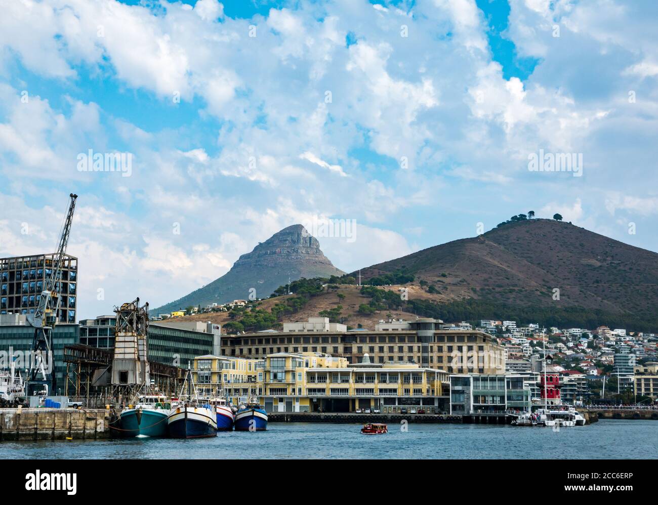 Vue sur Table Mountain et Devil's Peak depuis V&A Waterfront, Victoria Basin, le port du Cap, Afrique du Sud Banque D'Images