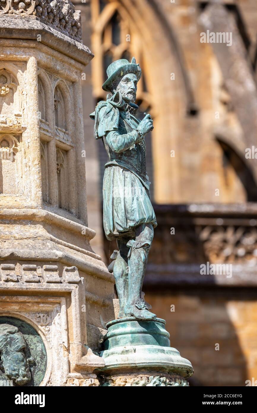 Gros plan de la statue de Sir Francis Drake sur la Croix du Mémorial Digby, devant l'abbaye de Sherborne, à Sherborne, Dorset, Royaume-Uni, le 18 août 2020 Banque D'Images