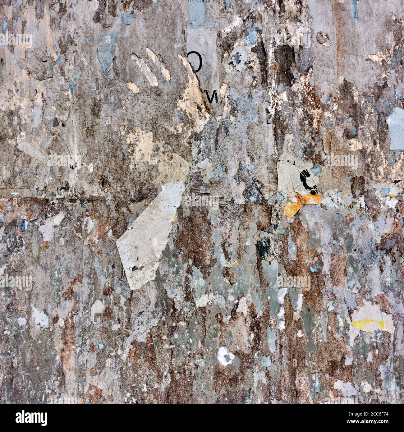 Panneau d'affichage déchiré avec des morceaux d'affiches. Grunge l'arrière-plan Banque D'Images